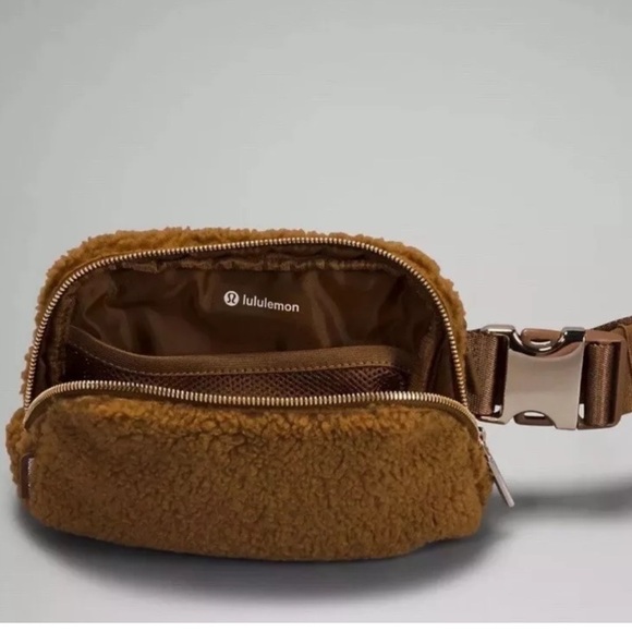 NWT Everywhere Belt Bag *Fleece BTCA ONE SIZE - Picture 2 of 4